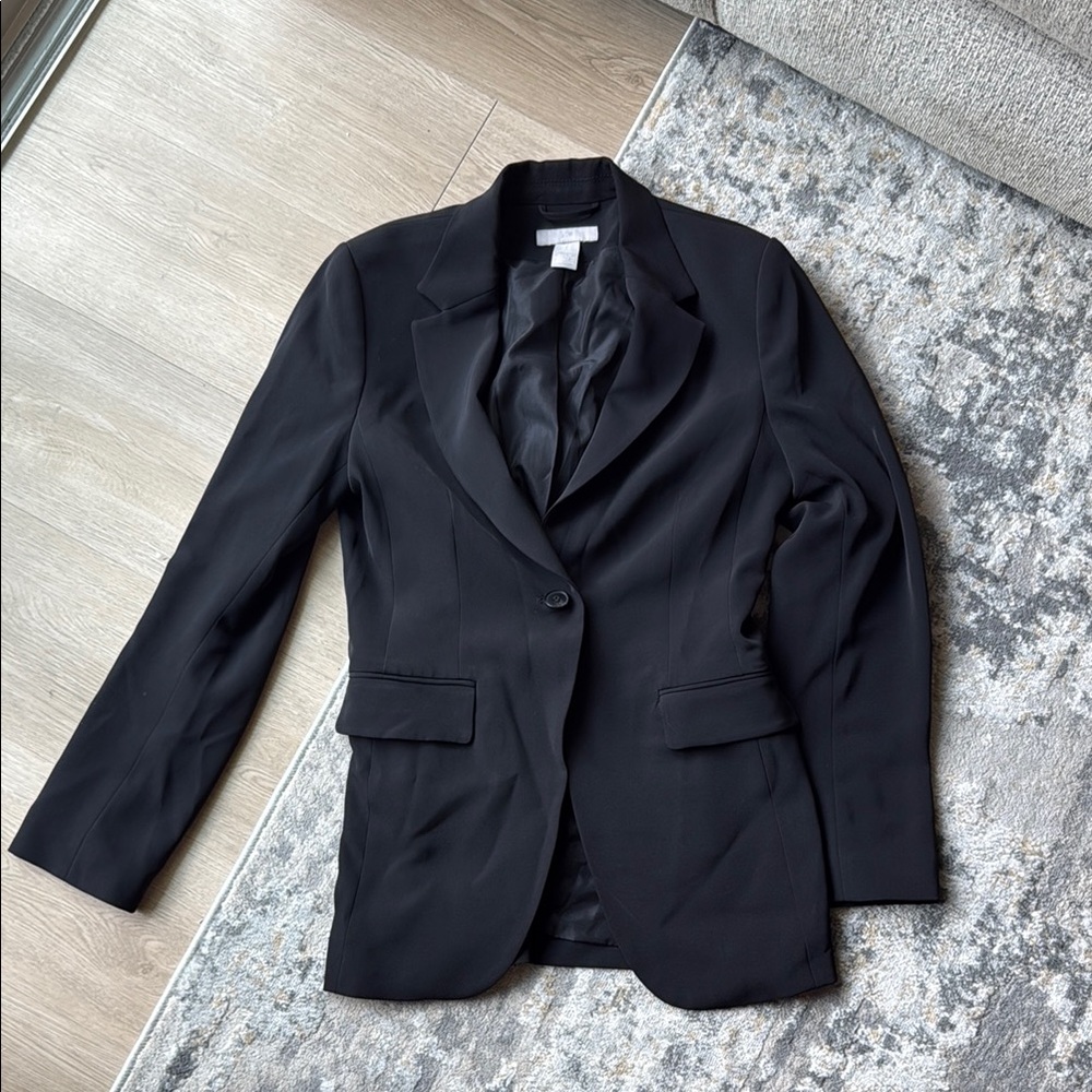 H&M Black Blazer with Notched Lapels and Tailored Silhouette